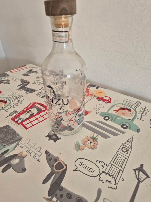 Bottiglia di gin vuota Jinzu