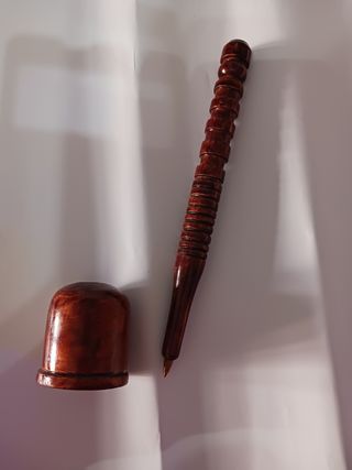 boligrafo artesanal tallado a mano.