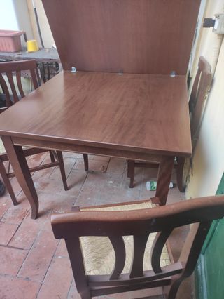 Tavolo quadrato e sedie