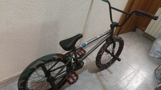 Bicicleta bmx wethepeople (rueda trasera pinchada)