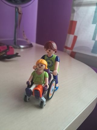Niña playmobil en silla de ruedas