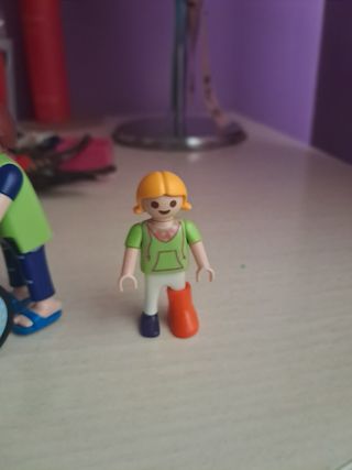 Niña playmobil en silla de ruedas