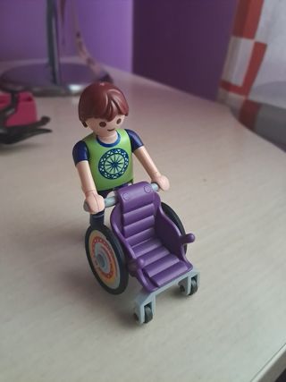 Niña playmobil en silla de ruedas