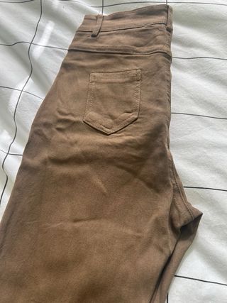 Pantalon elastico marron pitillo