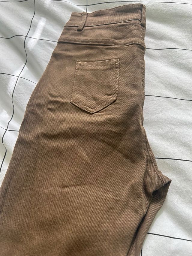 Pantalon elastico marron pitillo