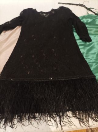 Vestido encaje y plumas