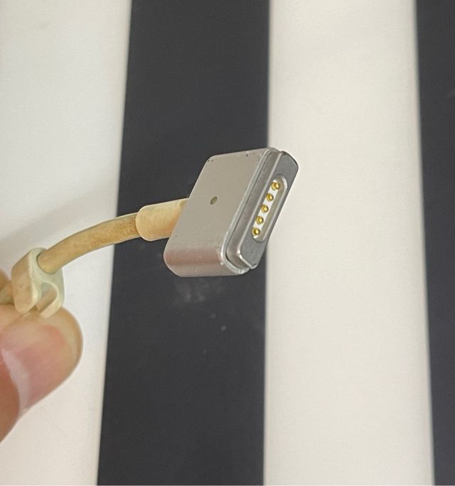 Apple adaptador MAGSAFE 2 de 85w, NO FUNCIONA! 