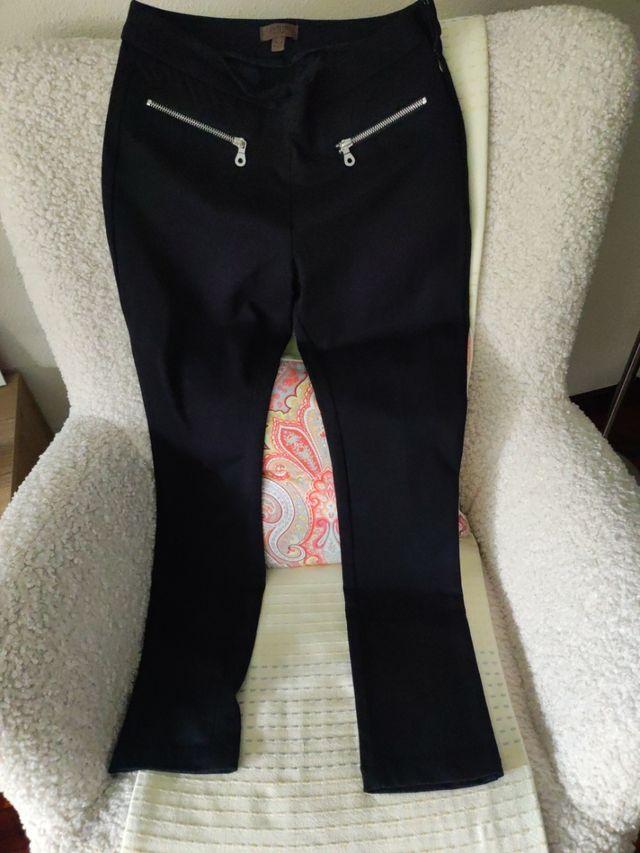 Pantalón negro de mujer de Cortefiel.