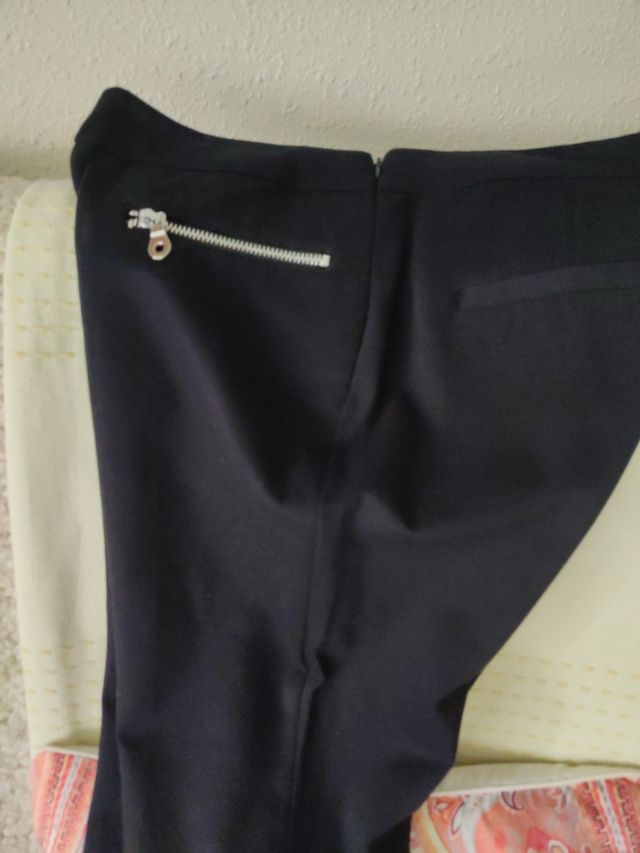Pantalón negro de mujer de Cortefiel.