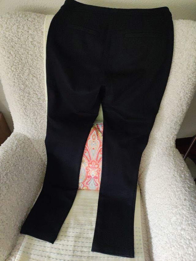 Pantalón negro de mujer de Cortefiel.