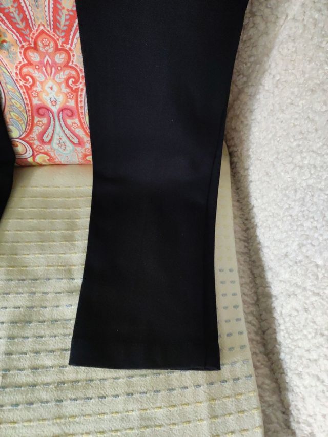 Pantalón negro de mujer de Cortefiel.