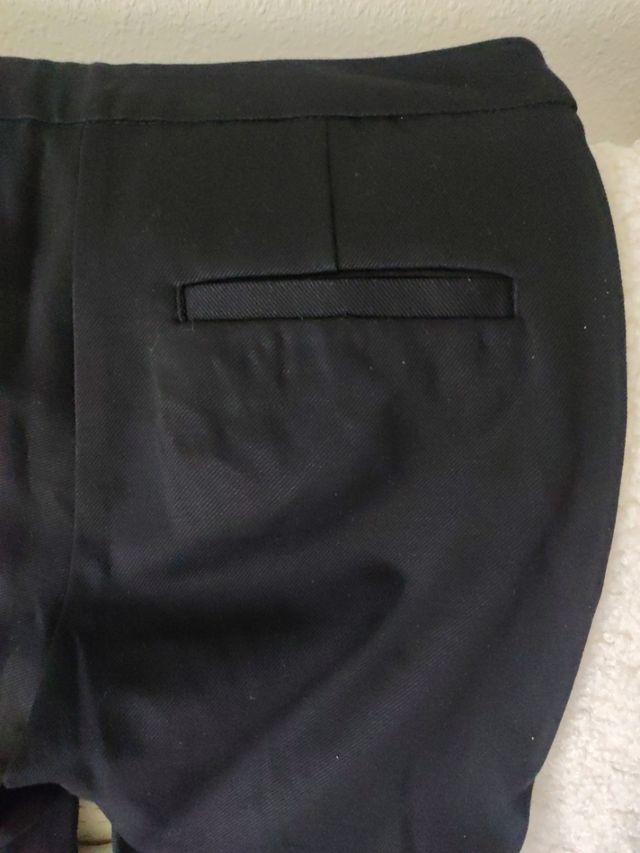 Pantalón negro de mujer de Cortefiel.