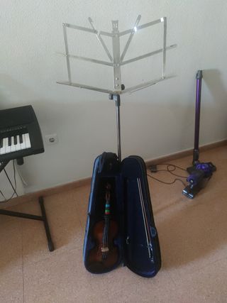 VIOLÍN Y ATRIL