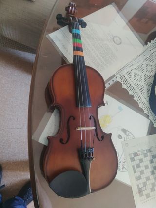 VIOLÍN Y ATRIL