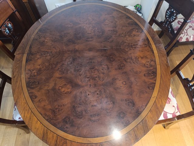 Mesa y sillas de madera de caoba.