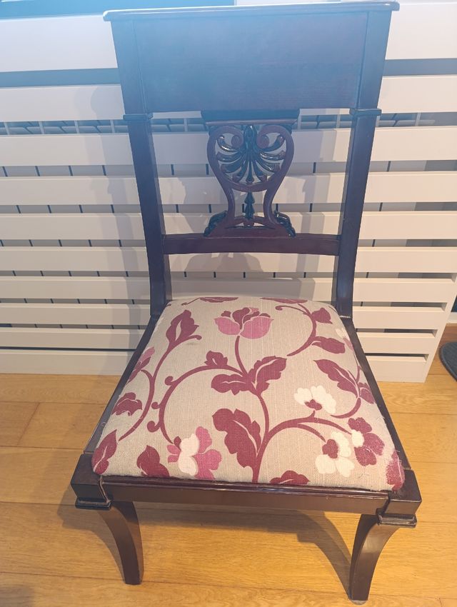 Mesa y sillas de madera de caoba.