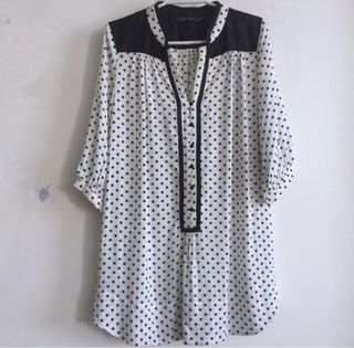 Blusa larga de lunares de Zara