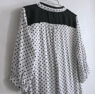 Blusa larga de lunares de Zara