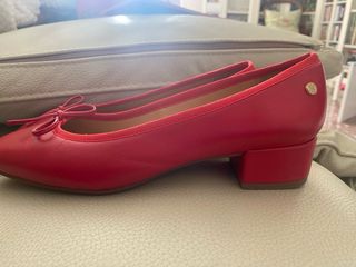 Zapato piel rojo de tacon bajo