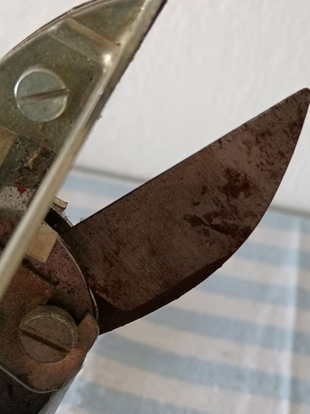 Taglia cornice  in metallo e manici plas