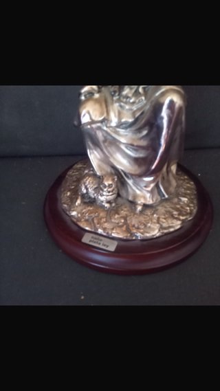 Figura mujer amamantando baño plata