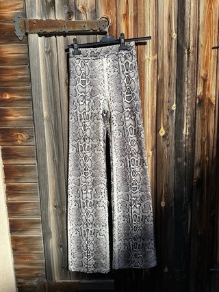 Pantalones campana de Bershka (serpiente)