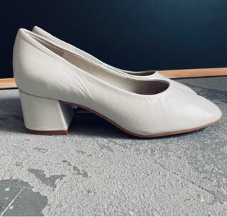Zapatos salon de piel de Zara