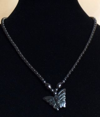 Collana vintage in ematite con ciondolo farfalla