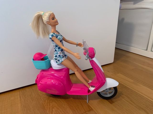 Moto Scooter con muñeca Barbie
