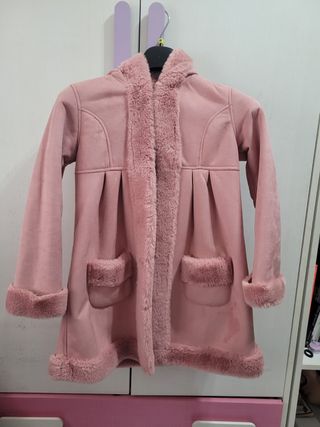 Abrigo de niña de pelo rosa