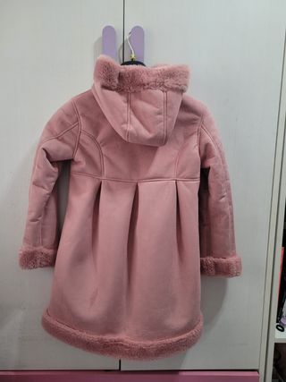 Abrigo de niña de pelo rosa