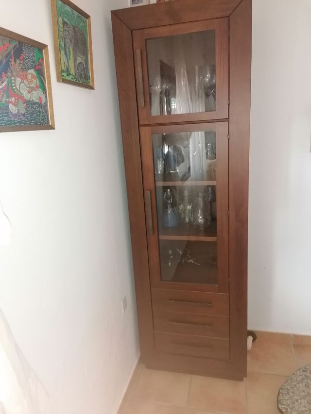 Mesa abatible y vitrina