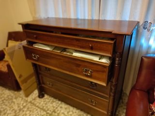 Comoda clasica de madera.