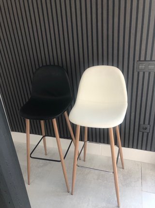 dos sillas altas