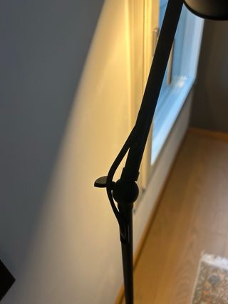 Lampada a terra nera opaca