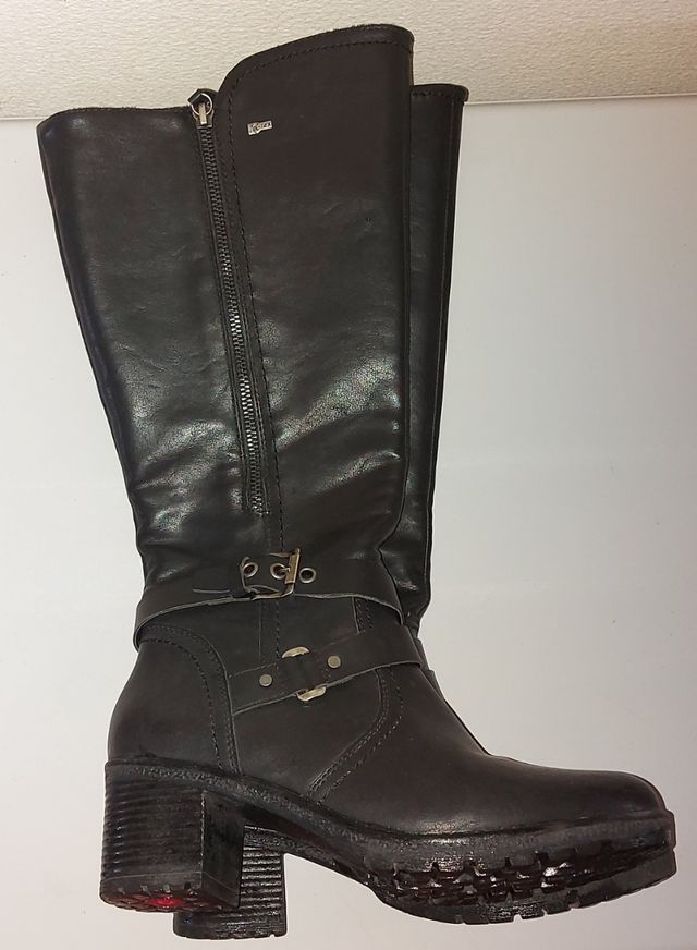 Botas pretas de pêlo