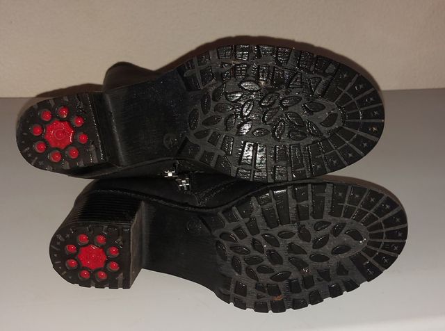 Botas pretas de pêlo