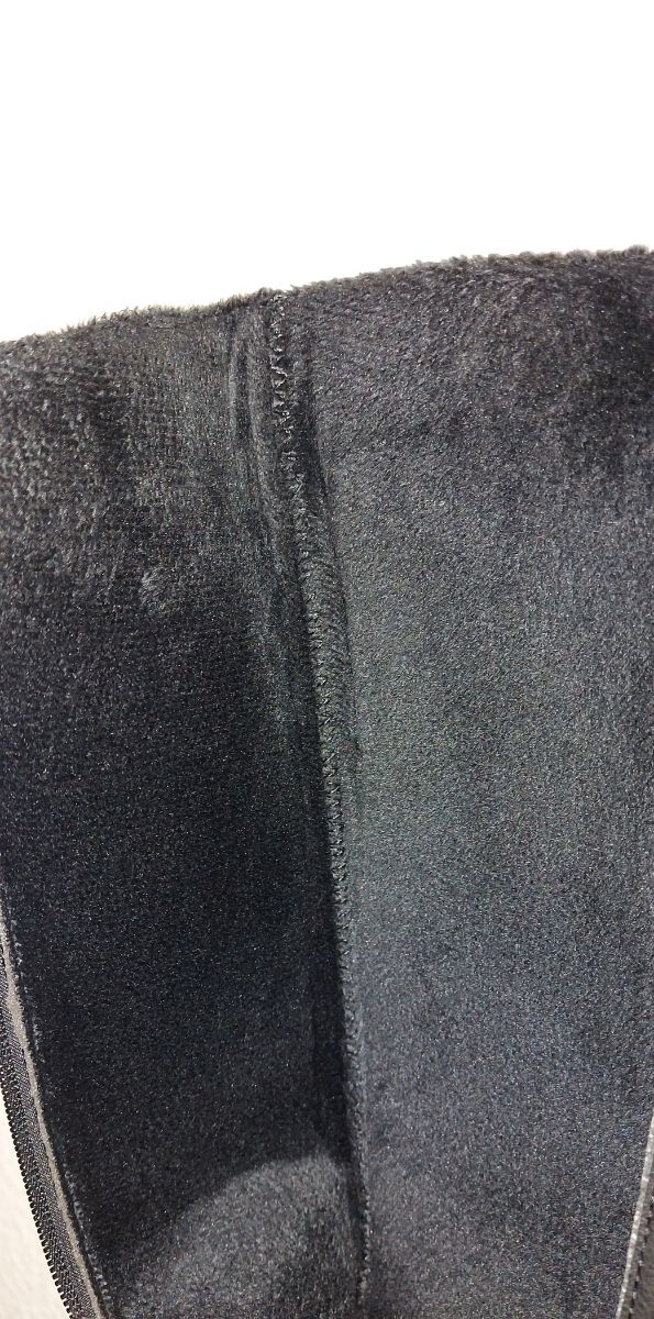 Botas pretas de pêlo