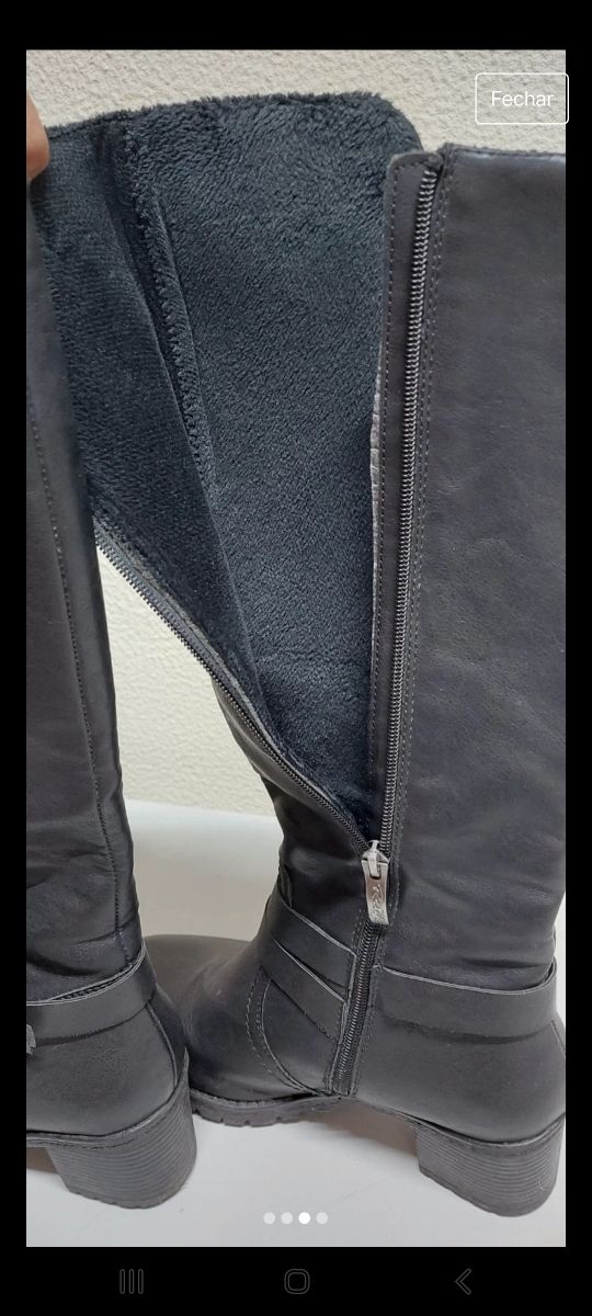 Botas pretas de pêlo