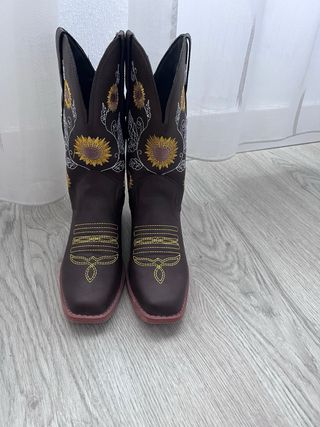 Botas(botines) marrones tipo vaqueras.