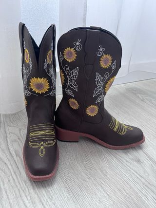 Botas(botines) marrones tipo vaqueras.