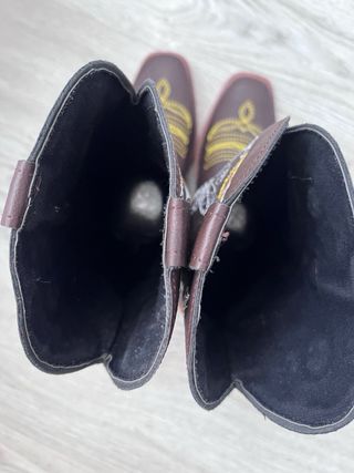 Botas(botines) marrones tipo vaqueras.