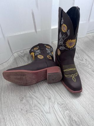 Botas(botines) marrones tipo vaqueras.