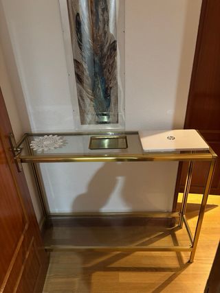 Conjunto de mesas de vidrio y metal dorado.