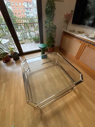 Conjunto de mesas de vidrio y metal dorado.