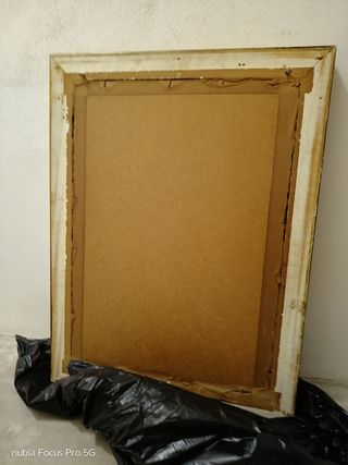 Espejo antiguo de madera dorada.