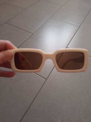 Occhiali da sole, color crema e color nero