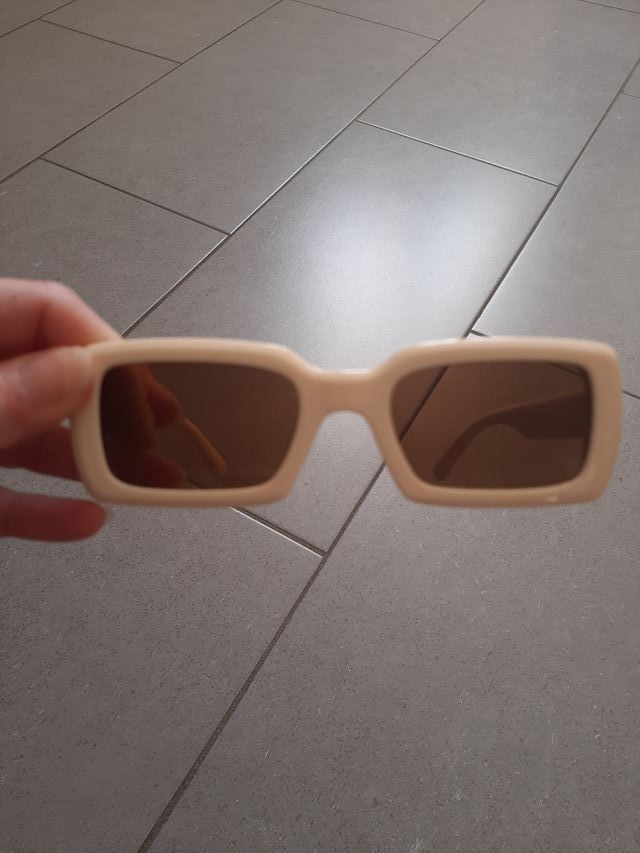 Occhiali da sole, color crema e color nero