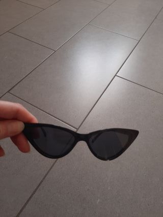 Occhiali da sole, color crema e color nero