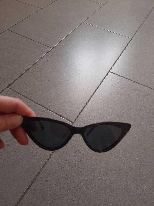 Occhiali da sole, color crema e color nero